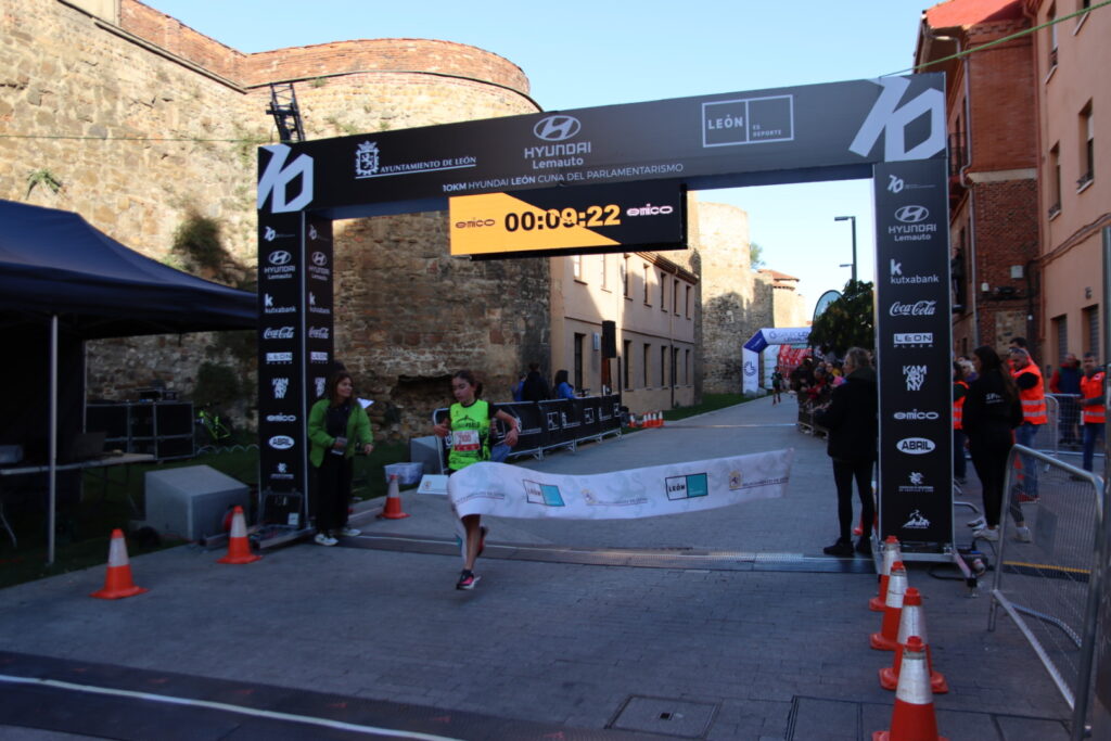 La Peque Hyundai León reúne al futuro del atletismo leonés en las calles de la ciudad Alicia Valtuille